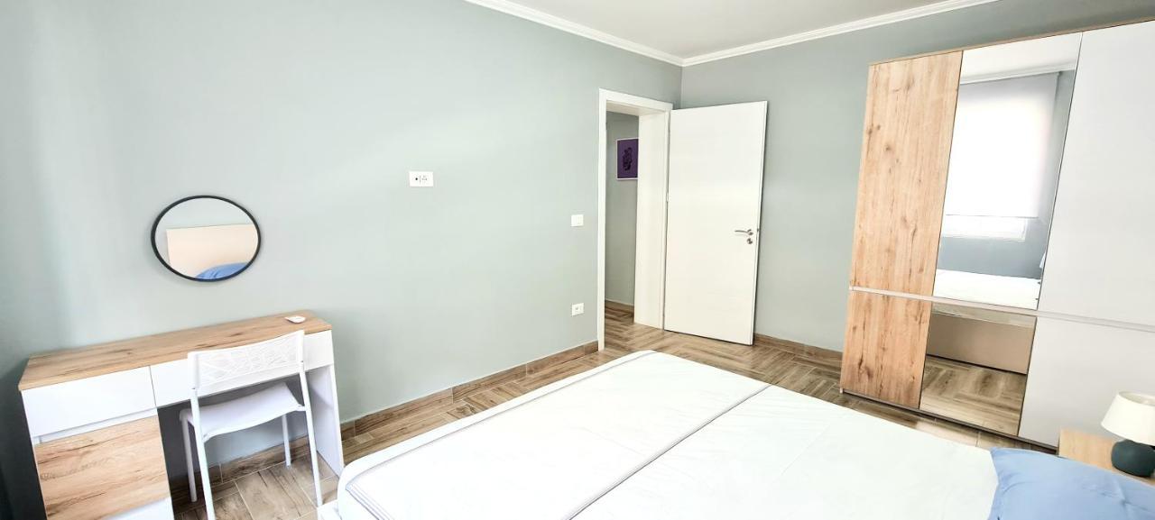 2V1 - 21 Dhjetori Tirana Exterior foto